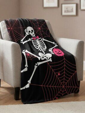 NWT Skeleton Pumpkin Spider Wed Faux Fur Oversized Throw Blanket Novogratz Black